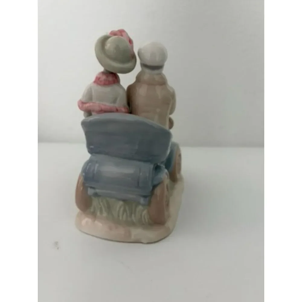 Vtg house of lloyd Porcelain couple in Antique car Figurine